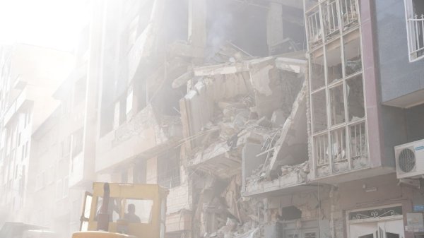可以加杠杆的炒股软件 以色列多地遭导弹袭击 伊朗多处储油设施遭袭